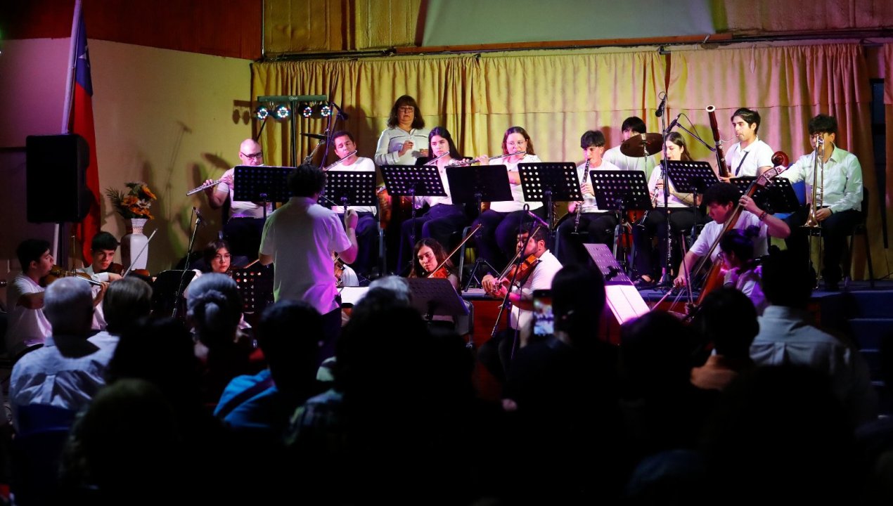 /orquesta-clasica-de-curico-emociona-a-vecinos-de-sarmiento