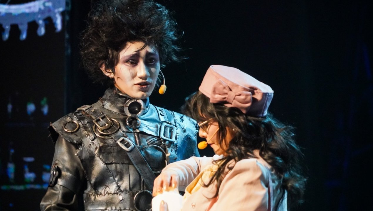 /elenco-del-teatro-municipal-estreno-eduardo-manos-de-tijera