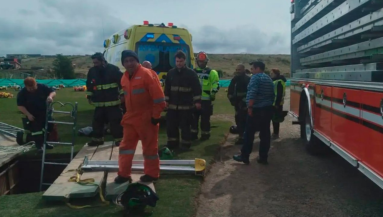 /cayo-3-metros-en-una-fosa-hombre-muere-tras-accidente-en-cementerio-de-punta-arenas