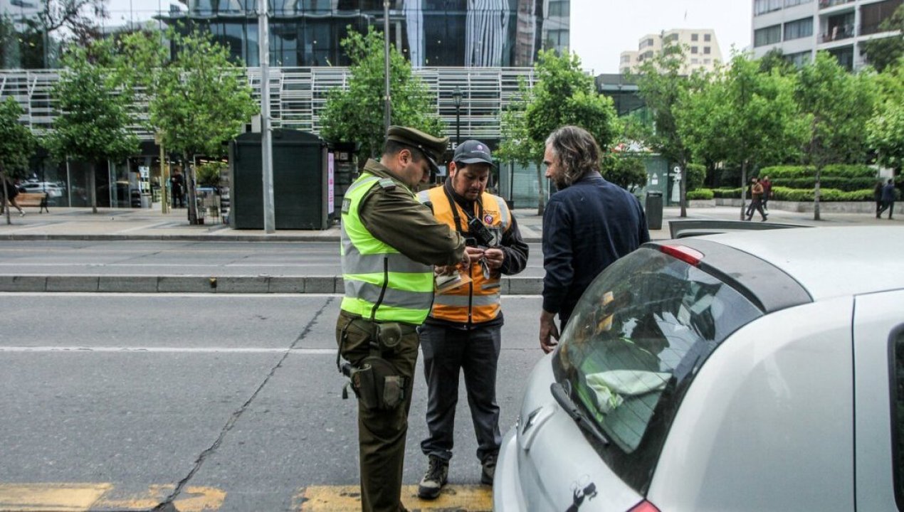 /actualidad/sorprenden-al-hijo-del-exministro-chadwick-manejando-sin-licencia-ni