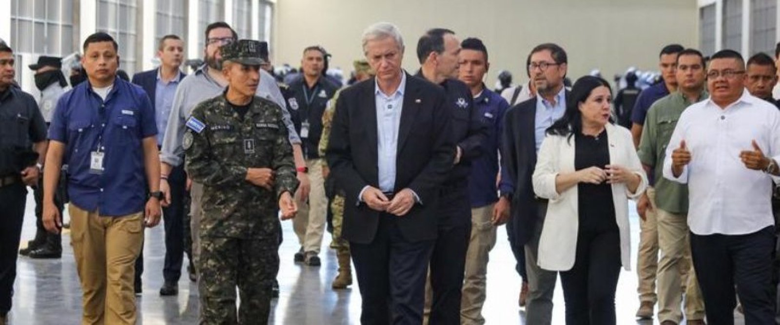 Kast se reunió con Bukele y visitó megacárcel en El Salvador