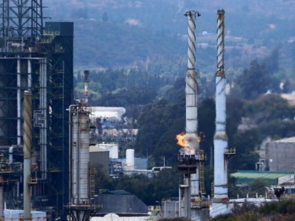 Petróleo se desploma tras acuerdo de cese al fuego entre EE.UU. e Irán