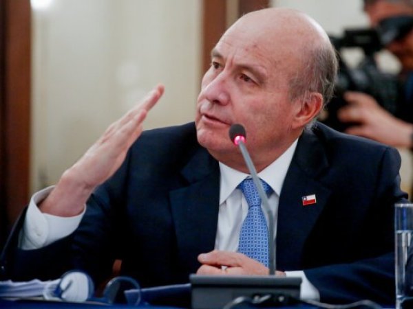 Quiroz no descarta alza de bencinas y asegura que intentarán contener precios