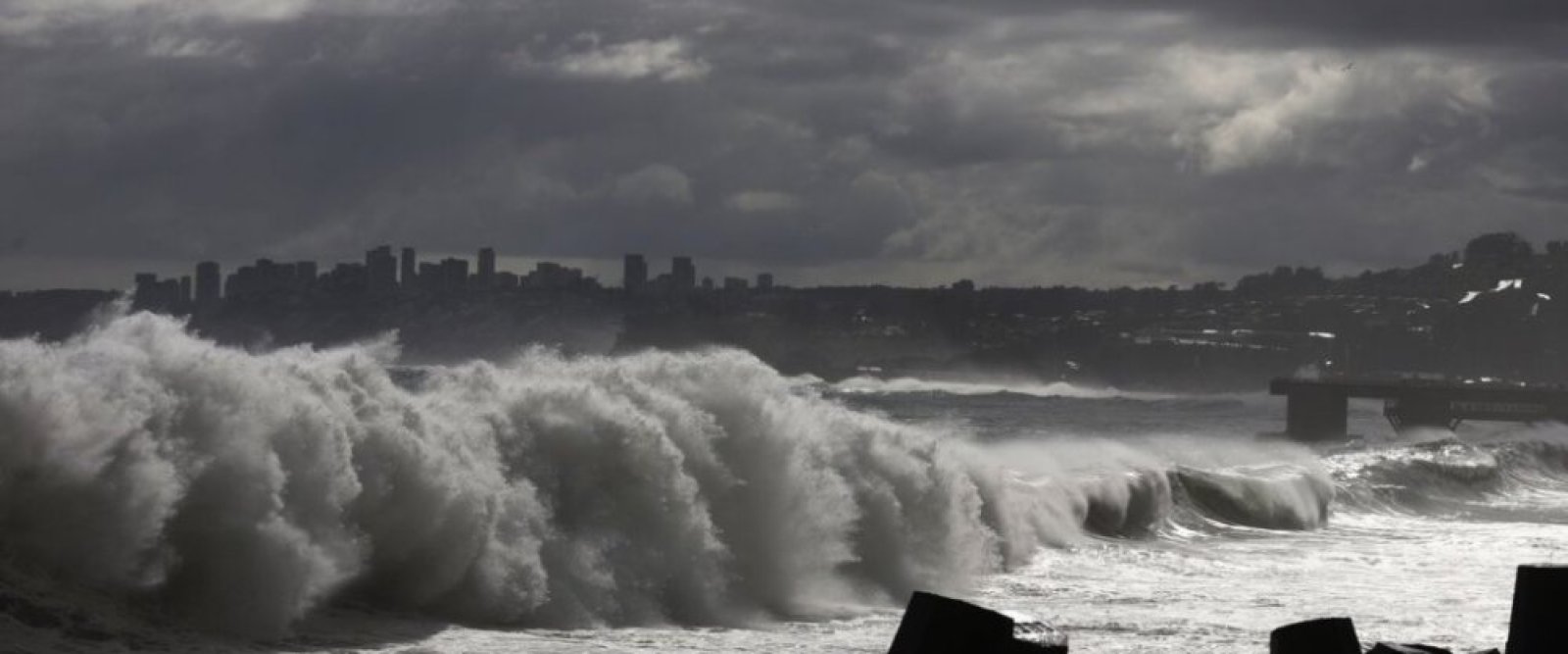 Emiten aviso por nubes convectivas y posibles trombas marinas entre el Maule y La Araucanía
