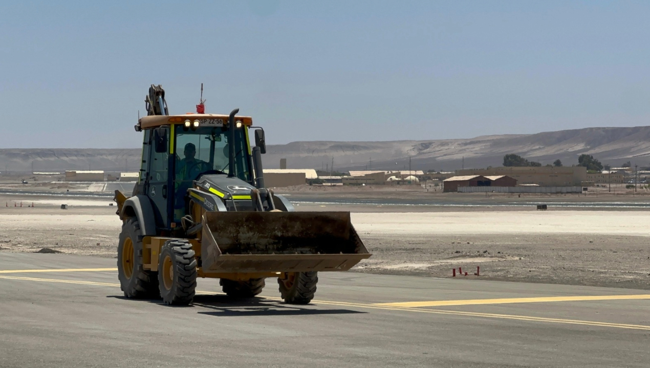 /mop-realiza-obras-de-conservacion-en-pista-de-aterrizaje-de-aeropuerto